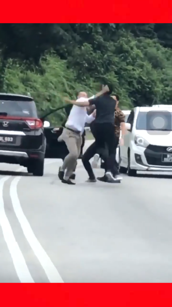 Yg minah tu dah mulakan tindakan fizikal boleh plak lari